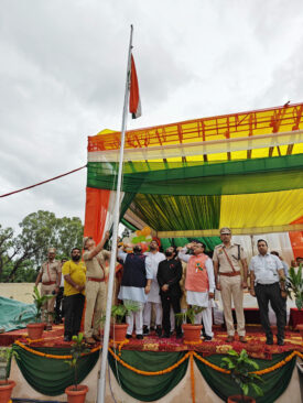 Kartikeya Sharma Hoisted the Flag : राज्यसभा सांसद ने 78वें स्वतंत्रता दिवस के अवसर पर ध्वजारोहण कर कालकावासियों को दी बधाई व शुभकामनाएं