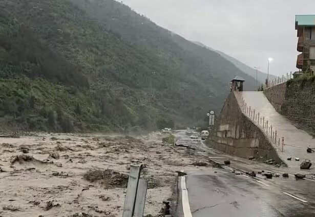 Cloud Burst In Kullu : कुल्लू के सिंहगाड़, मलाणा व मणिकर्ण में फटे बादल मची तबाही, 43 लोग लापता