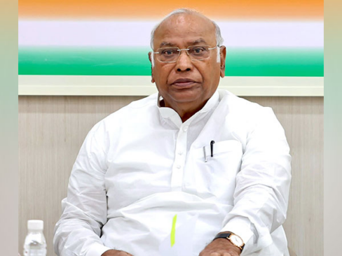 Mallikarjun Kharge Targets Modi : डबल इंजन सरकार ने मणिपुर में हिंसा को कम करने के लिए कुछ नहीं किया