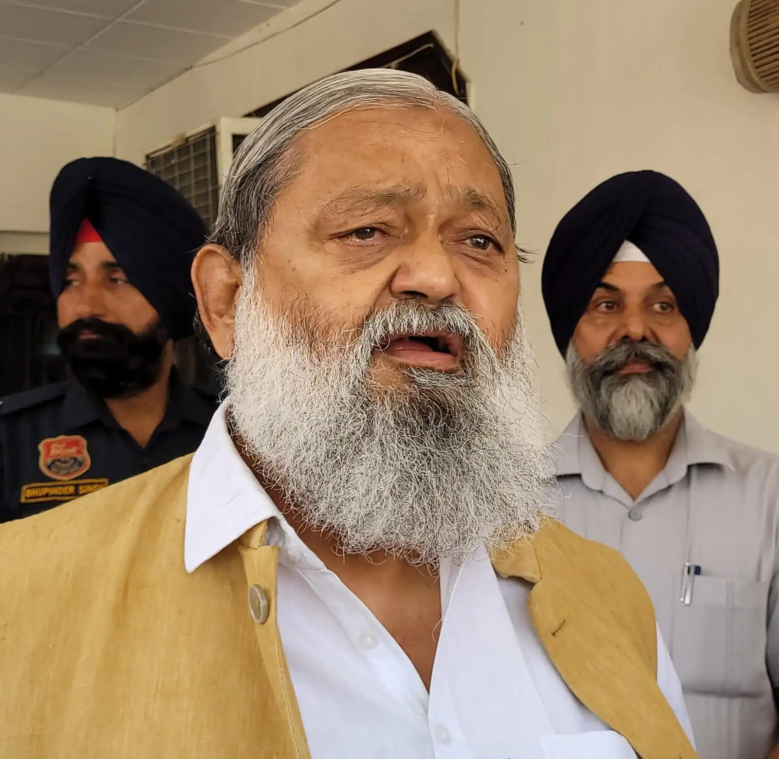 Anil Vij : कांग्रेस में बगावत पर पूर्व गृह मंत्री अनिल विज का तंज- बोले “कांग्रेस धड़ों का समूह है जिसकी नहीं चली वो आजाद खड़ा हो गया”