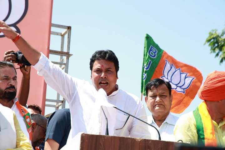 Biplab Kumar Deb roared at Congress : कांग्रेस ने विधानसभा में भेजने के लिए घोटालेबाजों और भू माफियाओं को टिकट दी