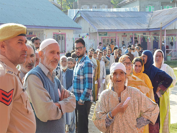 Jammu Kashmir Voting LIVE : पहले चरण के मतदान में दोपहर 1 बजे तक 41.17% मतदान