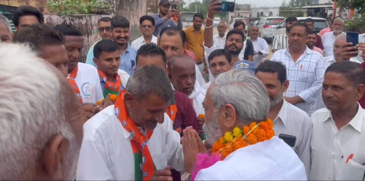 Vinod Sharma in Raipur Rani : विनोद शर्मा गांव समलेहडी पहुंचे, बोले- जो उम्मीद लगाए बैठे कि कांग्रेस आएगी, नहीं पूरी होंगी उनकी उम्मीदें