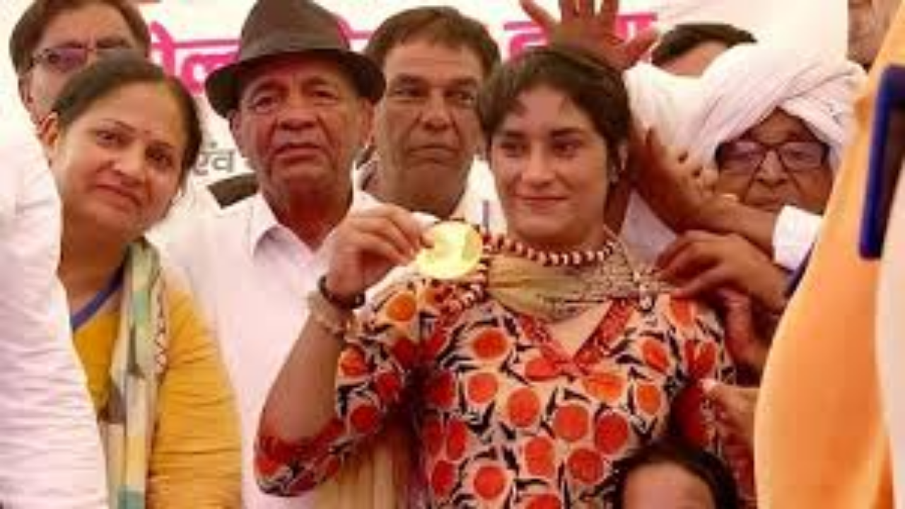 Vinesh Phogat: ‘हाथ का चुनाव निशान है ताई, थप्पड़ का काम करेगा और…’, विनेश फोगाट ने किस पर साधा निशाना