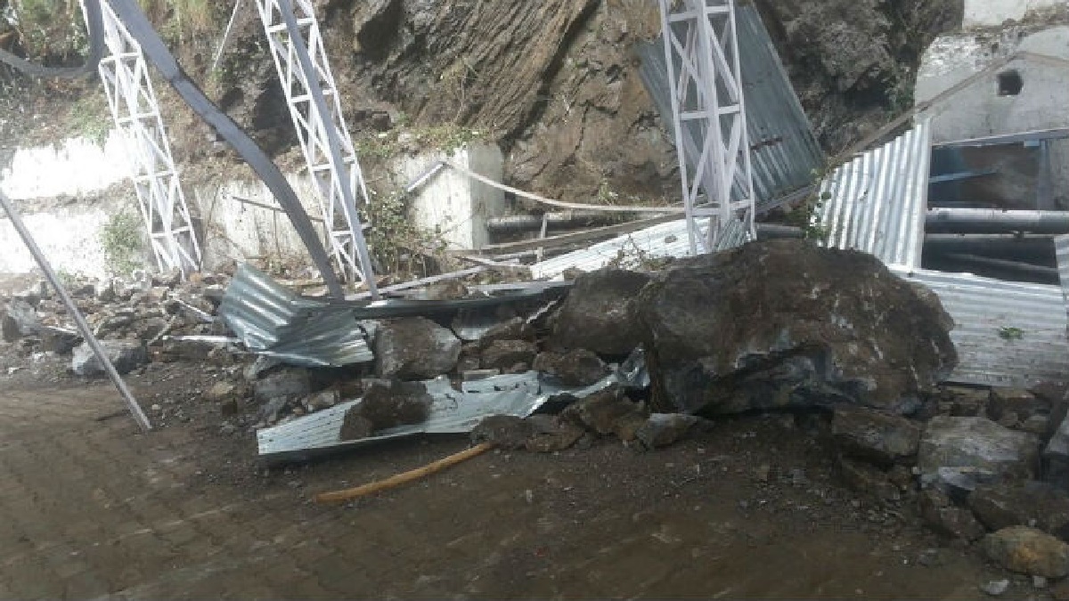 Vaishno Devi Landslide :  वैष्णो देवी के पैदल मार्ग पर हुई लैंडस्लाइड, दो श्रद्धालुओं की मौत