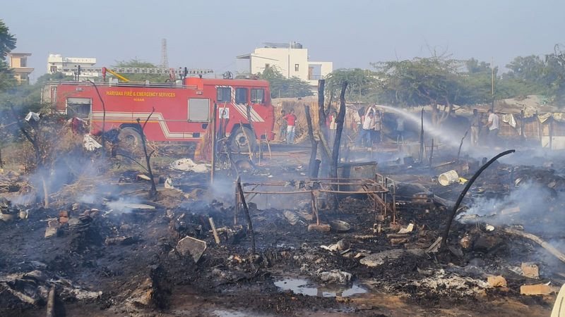 Fire in Hisar : मनाई जा रही थी खुशियां, पर एक चिंगारी ने पलभर में इतनी झुग्गियों को बदल दिया खाक में