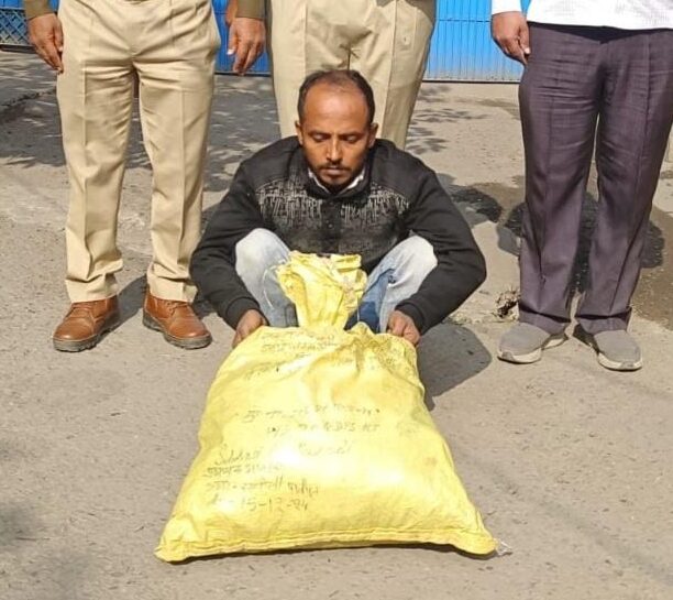 Drug Smuggler Arrested : पानीपत पुलिस का नशा तस्करी पर शिकंजा नाकाबंदी कर पकड़ी गांजे की बड़ी खेप, नशा तस्कर को काबू किया