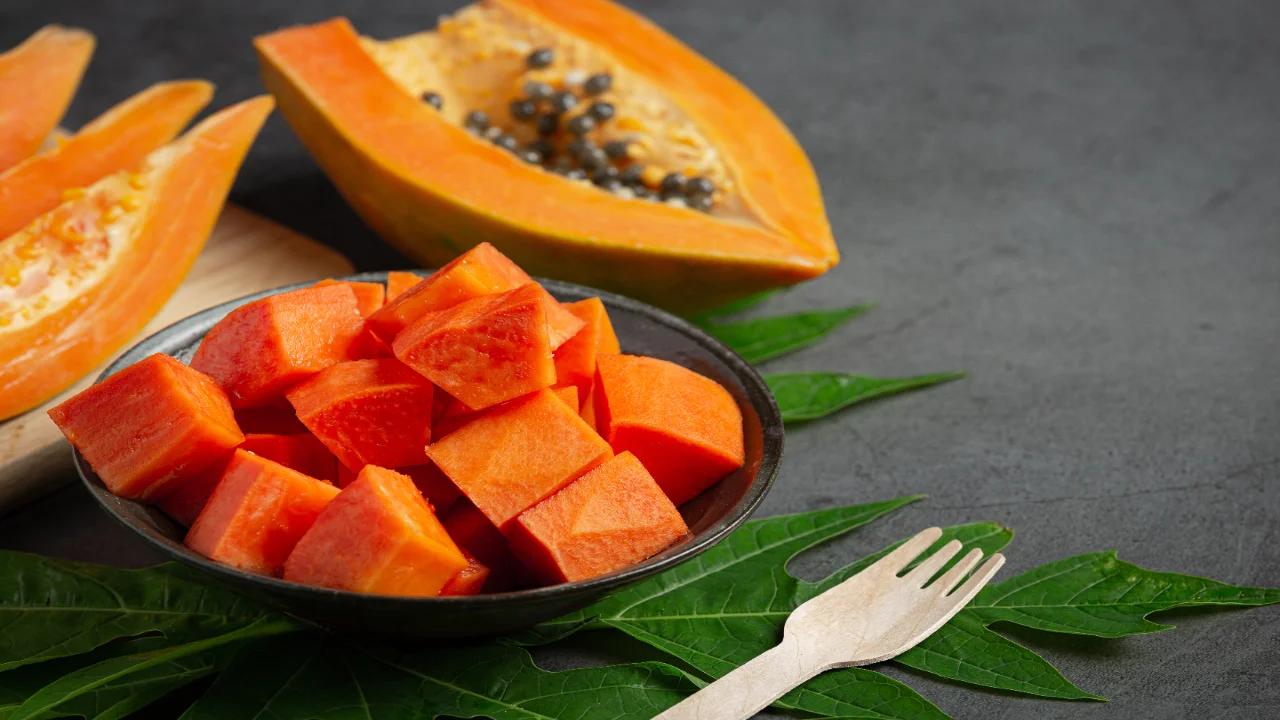 Disadvantages of Papaya: अगर आपको भी हैं ये परेशानियां, भूलकर भी ना खाएं पपीता, बैठे बिठाए हो जाएगा बड़ा नुक्सान