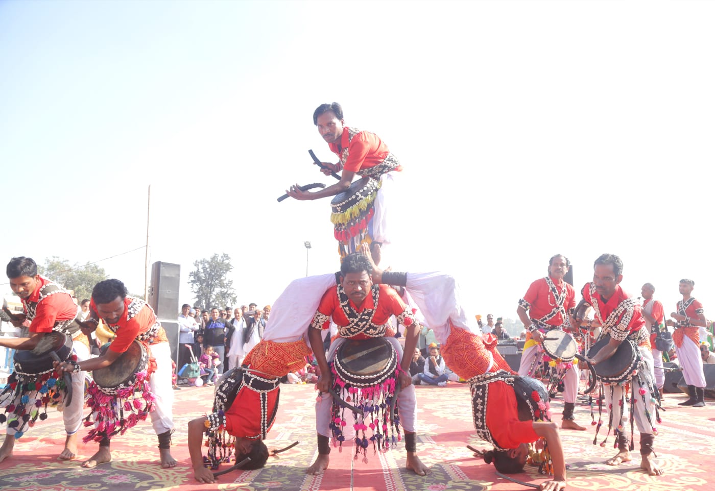 Kurukshetra Brahmasarovar तट पर एक साथ देश की सांस्कृतिक विरासत को देख हो रहे लघु भारत के दर्शन